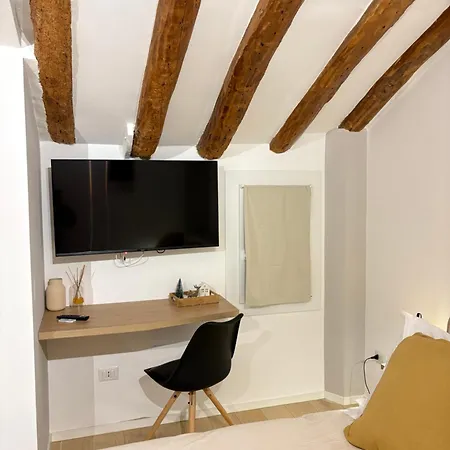 Portico 83 Guest house *